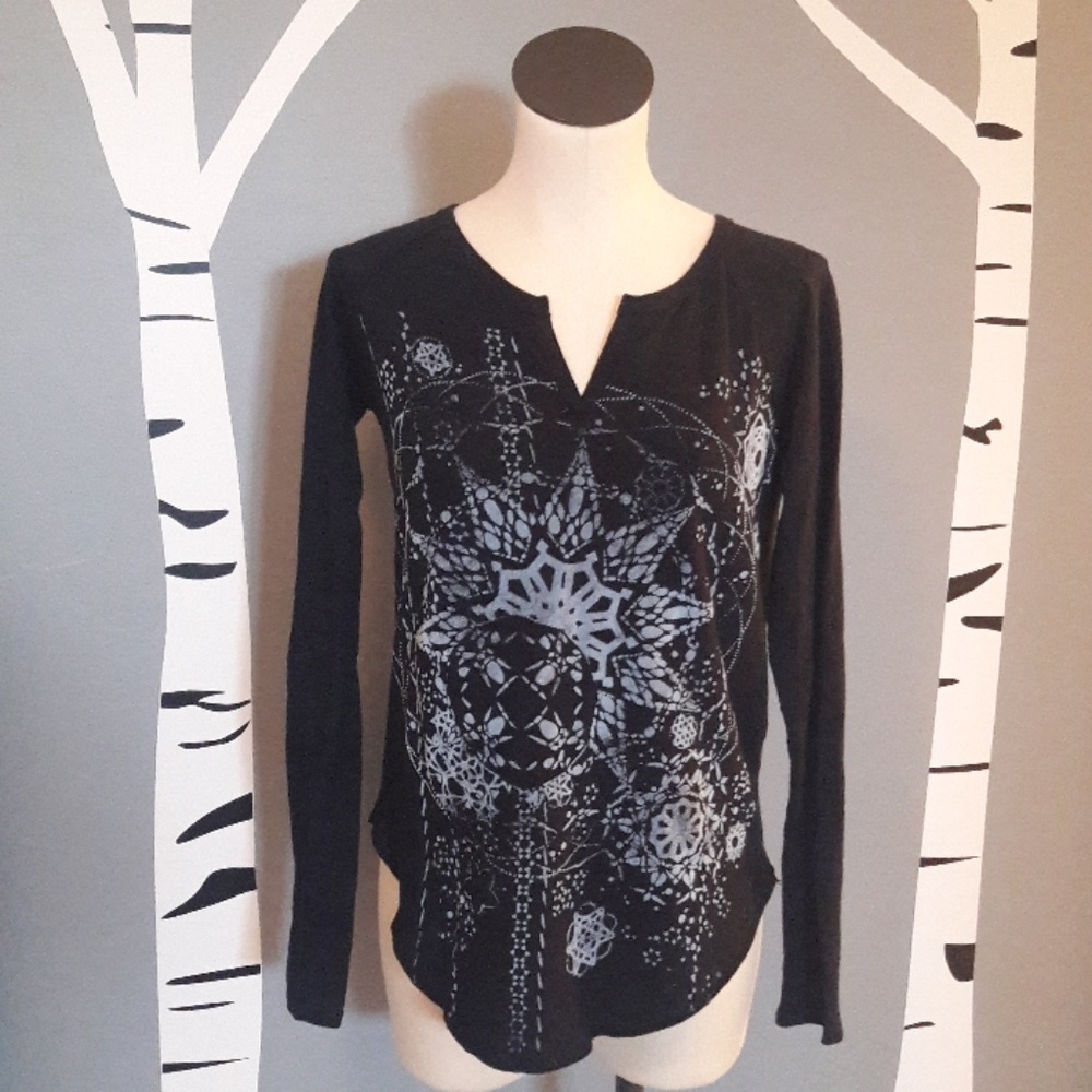 Long sleeve graphic t